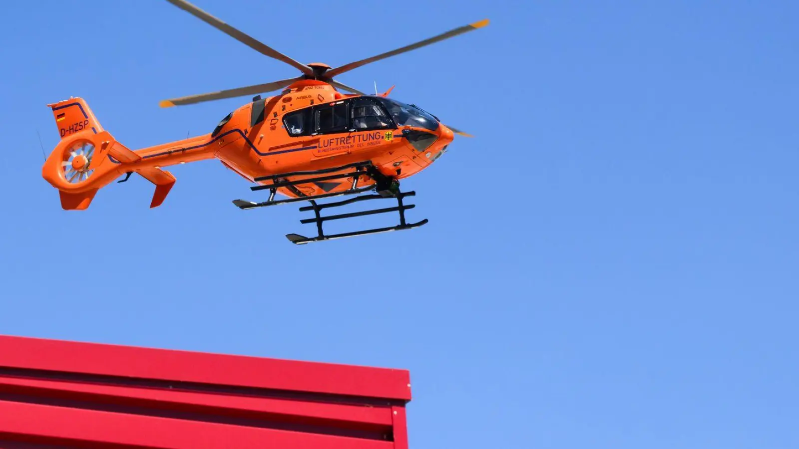 Ein Rettungshubschrauber flog den Verletzten in ein nahegelegenes Krankenhaus. (Symbolbild) (Foto: Julian Stratenschulte/dpa)