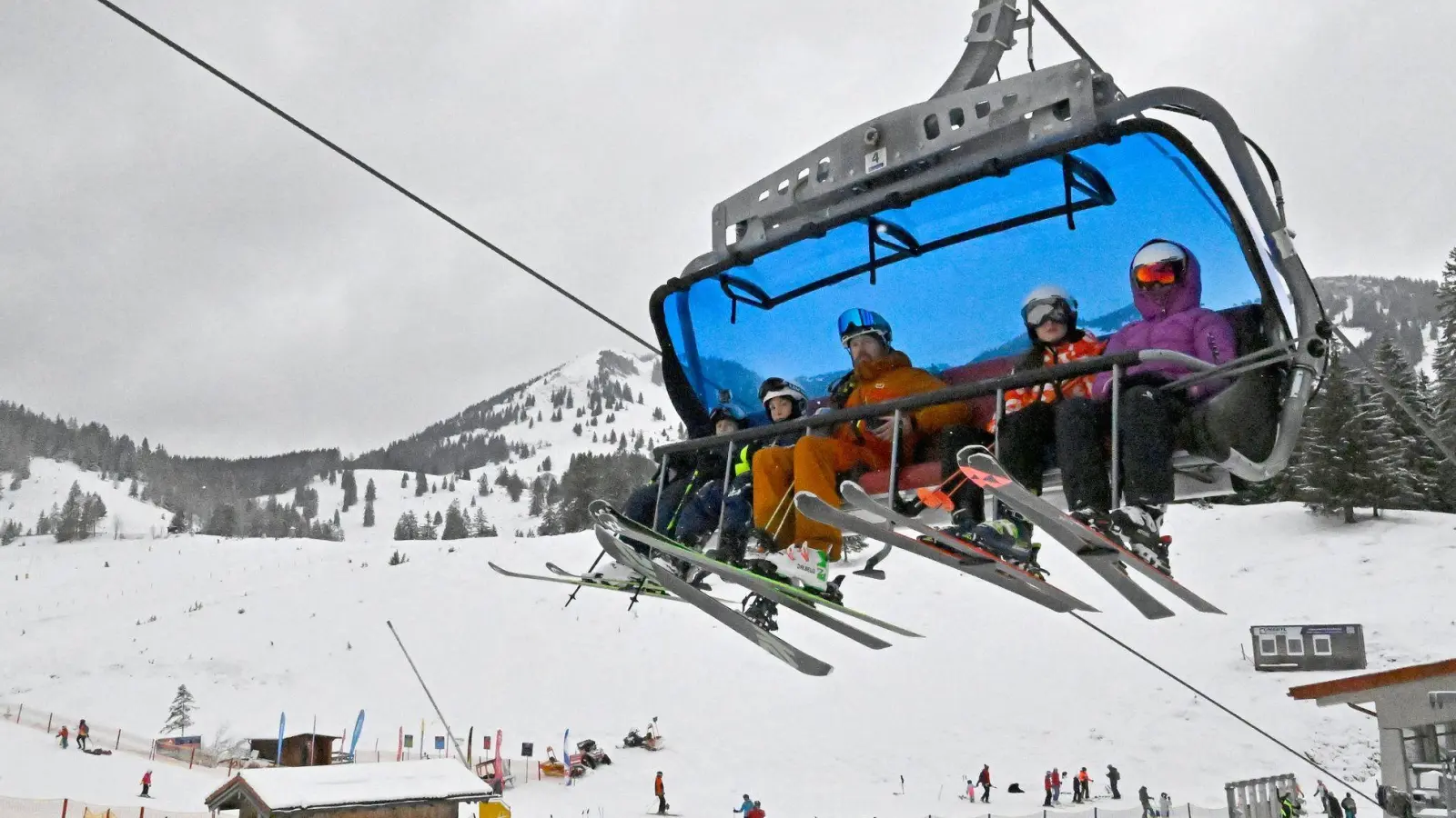 Inzwischen sind zahlreiche Skigebiete in Bayern zumindest teilweise in Betrieb.  (Foto: Uwe Lein/dpa)