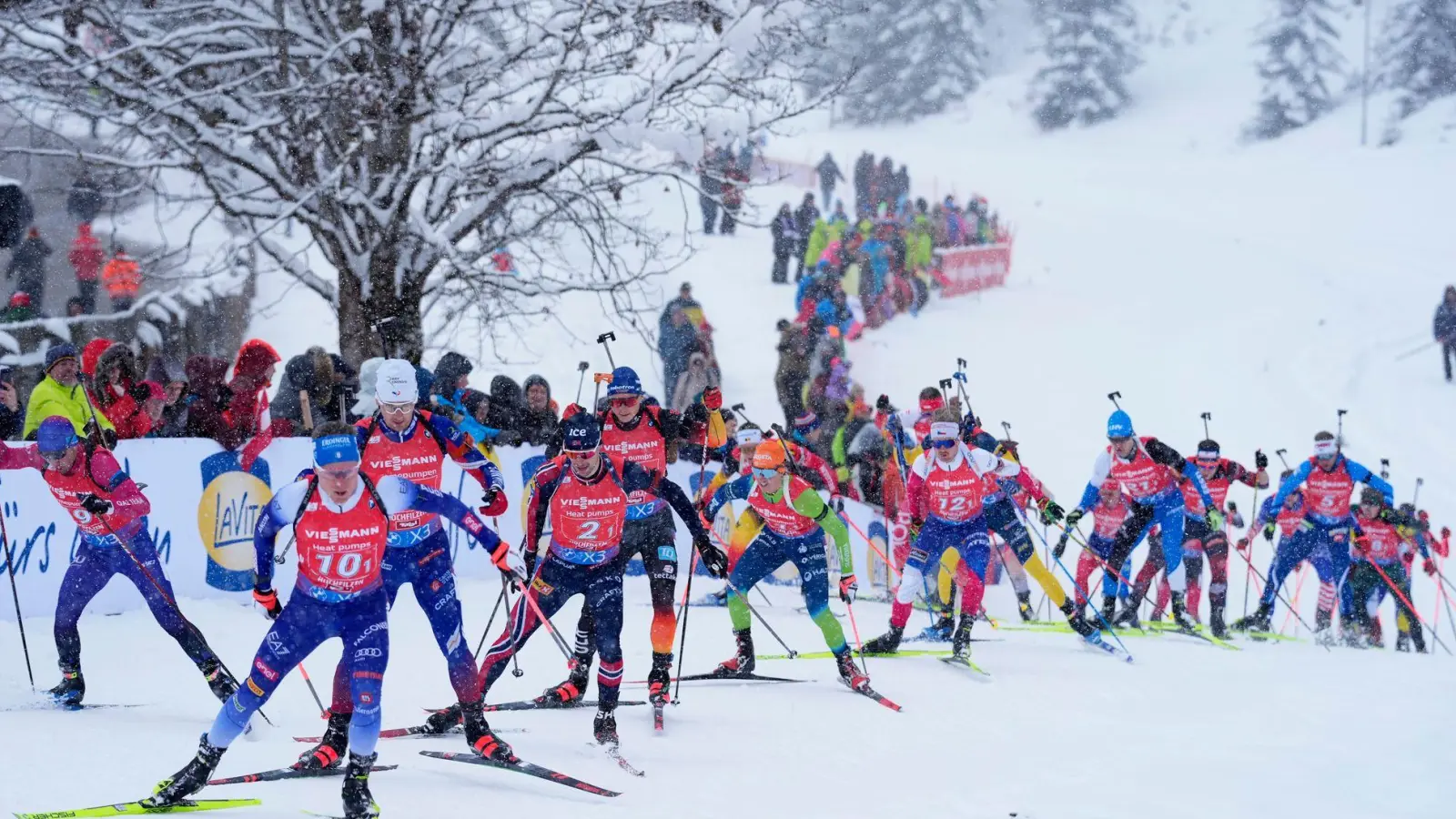 Die deutschen Biathleten schaffen erneut kein Staffel-Podest. (Foto: Matthias Schrader/AP/dpa)