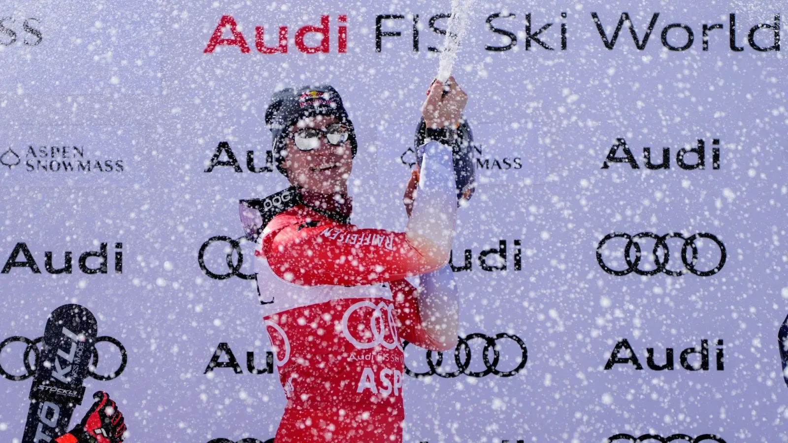 Marco Odermatt aus der Schweiz feiert seinen Sieg in Aspen. (Foto: John Locher/AP/dpa)