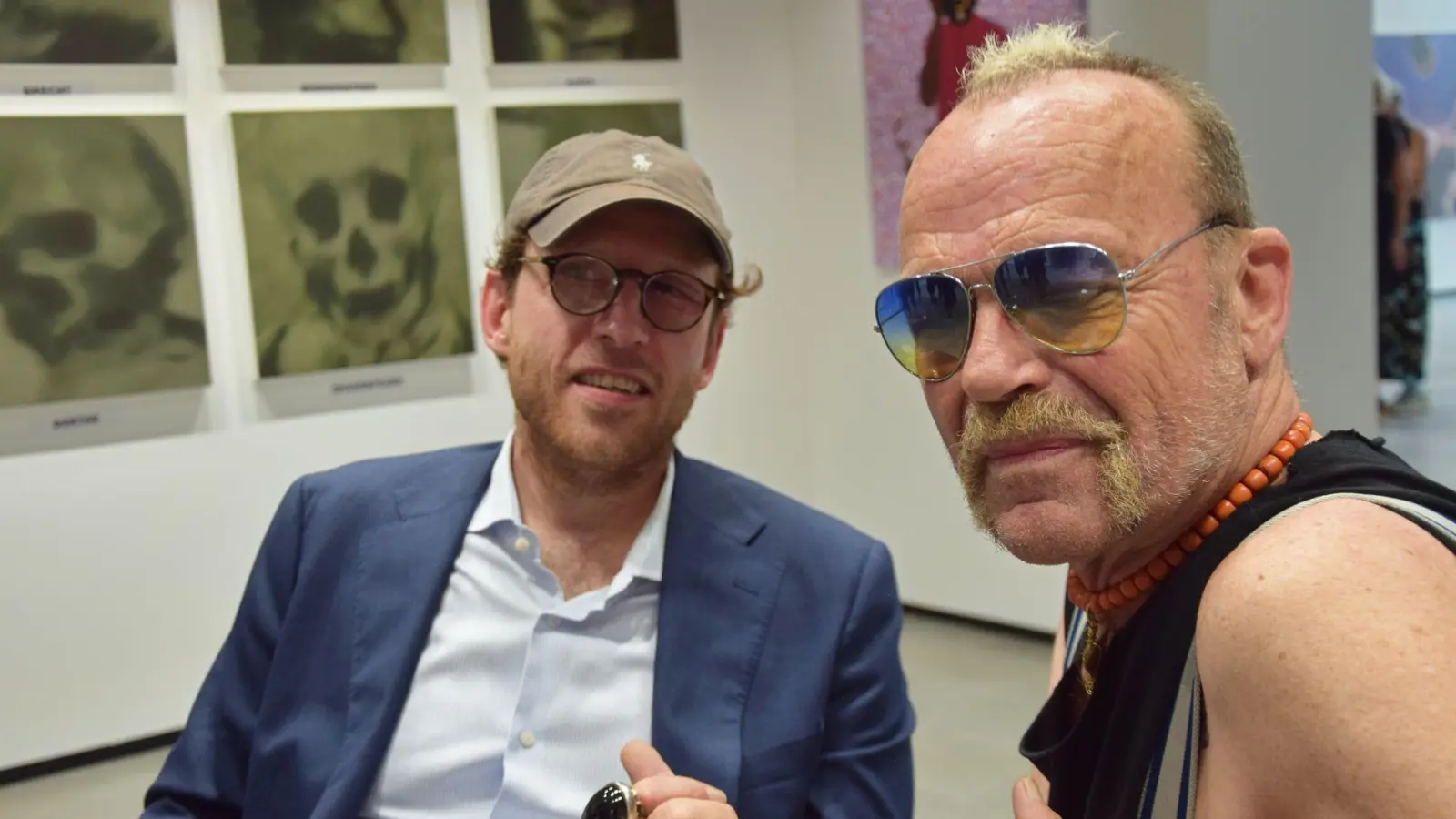 Künstler Wolfgang Flatz (rechts) und Galerist Johann König arbeiten bei einer Ausstellung in München zusammen. (Foto: J.M. Schachner/see4c/dpa)