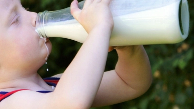 Hipp hatte für seine Kindermilch mit der Aussage „Darum benötigt Ihr Kind 7x mehr Vitamin D als ein Erwachsener“ geworben. (Symbolbild) (Foto: picture alliance / dpa)