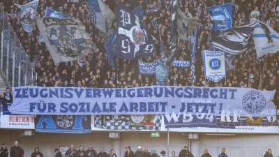 Die Fanszene des Karlsruher SC äußert ihre Meinung zum Zeugnisverweigerungsrecht. (Foto: David Inderlied/dpa)