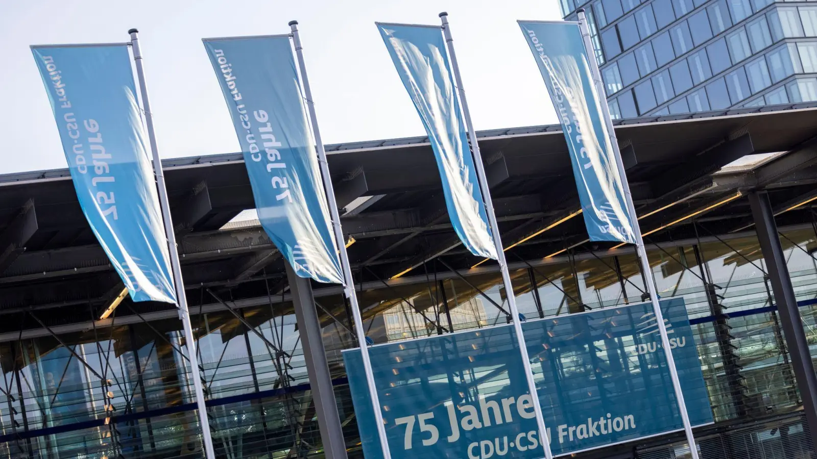 Die CDU/CSU-Fraktion im Bundestag feiert ihr 75-jähriges Bestehen in Bonn.  Und zwar im ehemaligen Plenarsaal. Dort wehen Fahnen zum Jubiläum.  (Foto: Thomas Banneyer/dpa)