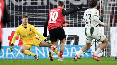 Wirtz schießt das 1:0 für Leverkusen (Foto: Federico Gambarini/dpa)