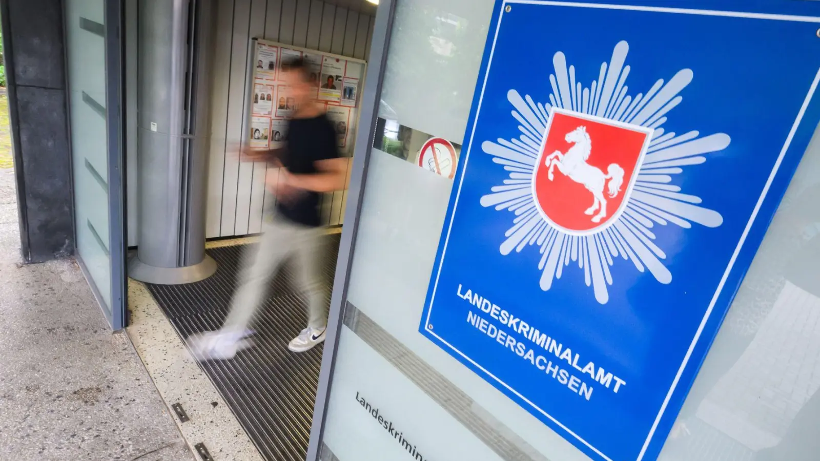 Nach Veröffentlichung eines neu entdeckten Videos sind beim Landeskriminalamt Niedersachsen neue Hinweise zu dem gesuchten früheren RAF-Mitglied Burkhard Garweg eingegangen. (Archivbild) (Foto: Julian Stratenschulte/dpa)