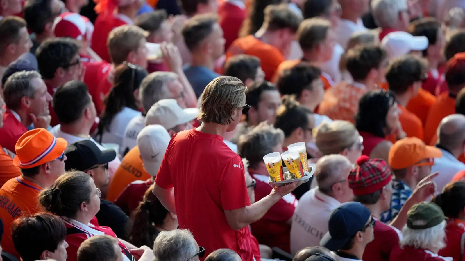 Die Fußball-EM hatte Veltins zufolge keinen positiven Effekt auf den Bierabsatz in Deutschland. (Symbolbild) (Foto: Soeren Stache/dpa)