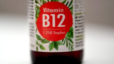 Vitamin B12 ist wichtig für das Nervensystem, doch Medikamente wie Metformin und Säureblocker können die Aufnahme beeinträchtigen. (Foto: Bernd Diekjobst/dpa-tmn)