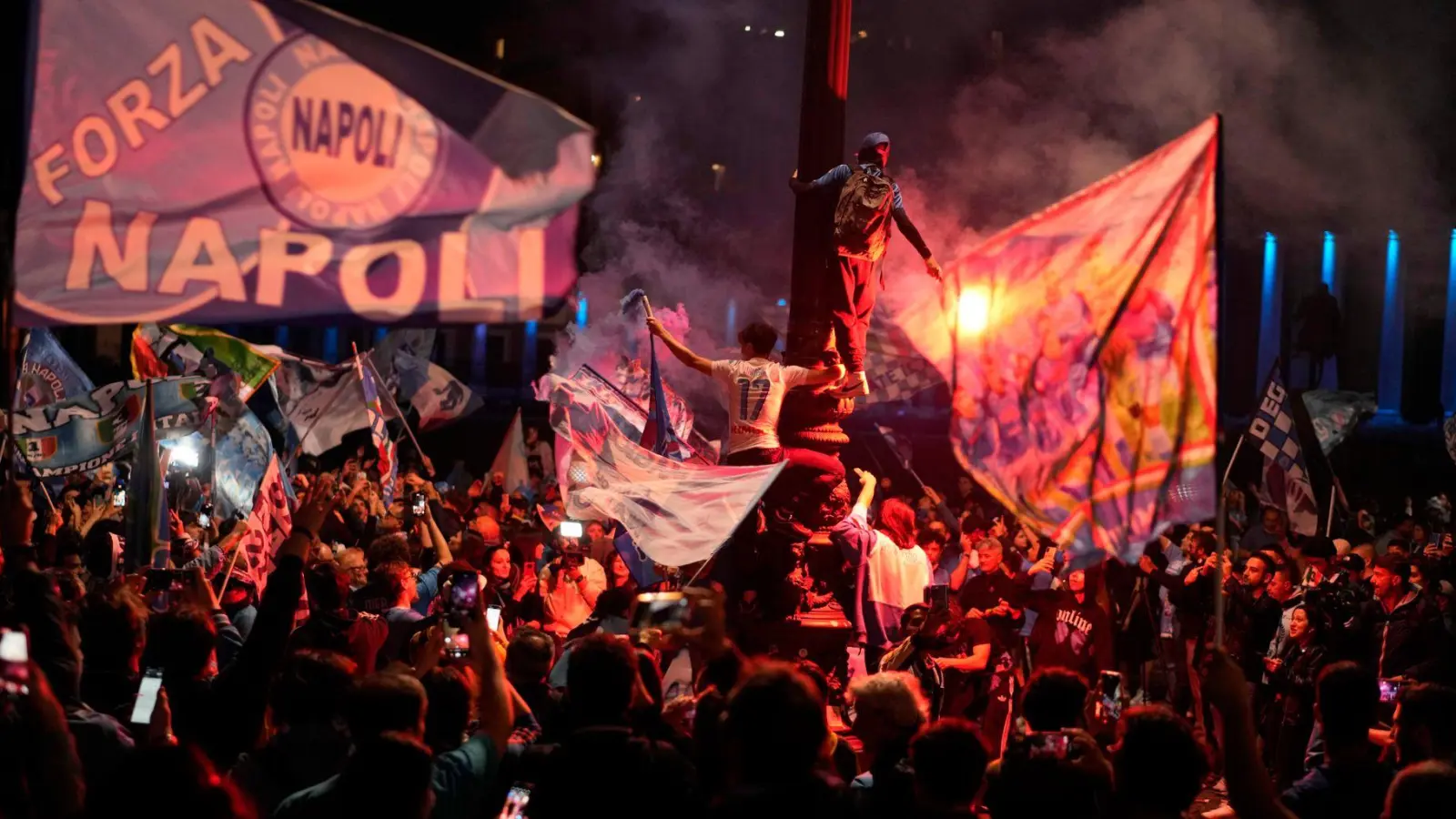 Fans des SSC Neapel jubeln über das 1:1 und den Gewinn des italienischen Meistertitels. (Foto: Andrew Medichini/AP)