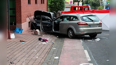 Auf einem Volksfest in Unterfranken ist ein Autofahrer in eine Menschengruppe gefahren. Die Polizei geht von einem Unfall aus. (Archivbild) (Foto: Ralf Hettler/dpa)