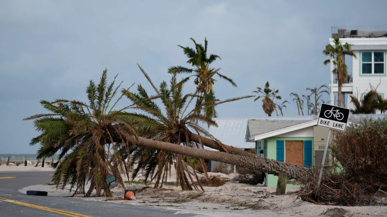 Einen Tag nach Hurrikan „Milton“ zeichnet sich im US-Staat Florida ein Bild der Zerstörung. (Foto: Rebecca Blackwell/AP/dpa)