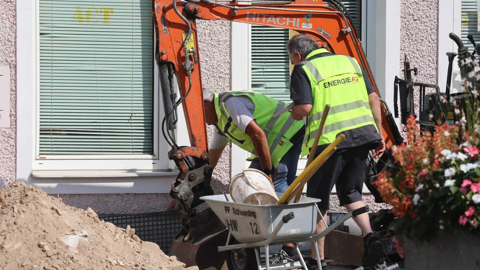 Gefährliche Suche nach verschütteten Arbeitern. (Foto: Daniel Scharinger/APA/dpa)