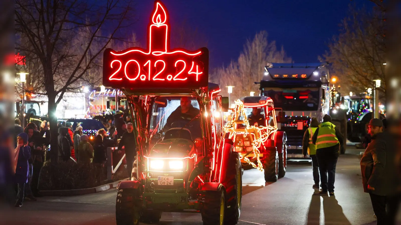 Traktor-Lichterfahrt in Magdeburg zum Gedenken an die Opfer des Anschlags vom 20.12.2024 (Foto: Peter Gercke/dpa-Zentralbild/dpa)