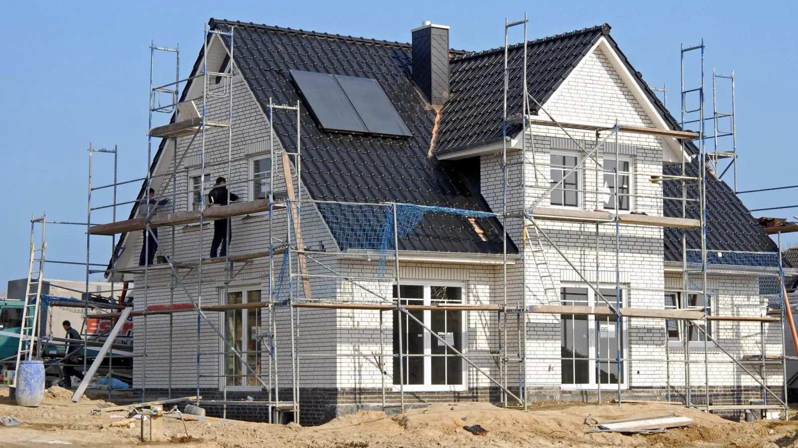 Auf vielen Baustellen herrscht im Moment Materialmangel. (Foto: Jens Schierenbeck/dpa-tmn)