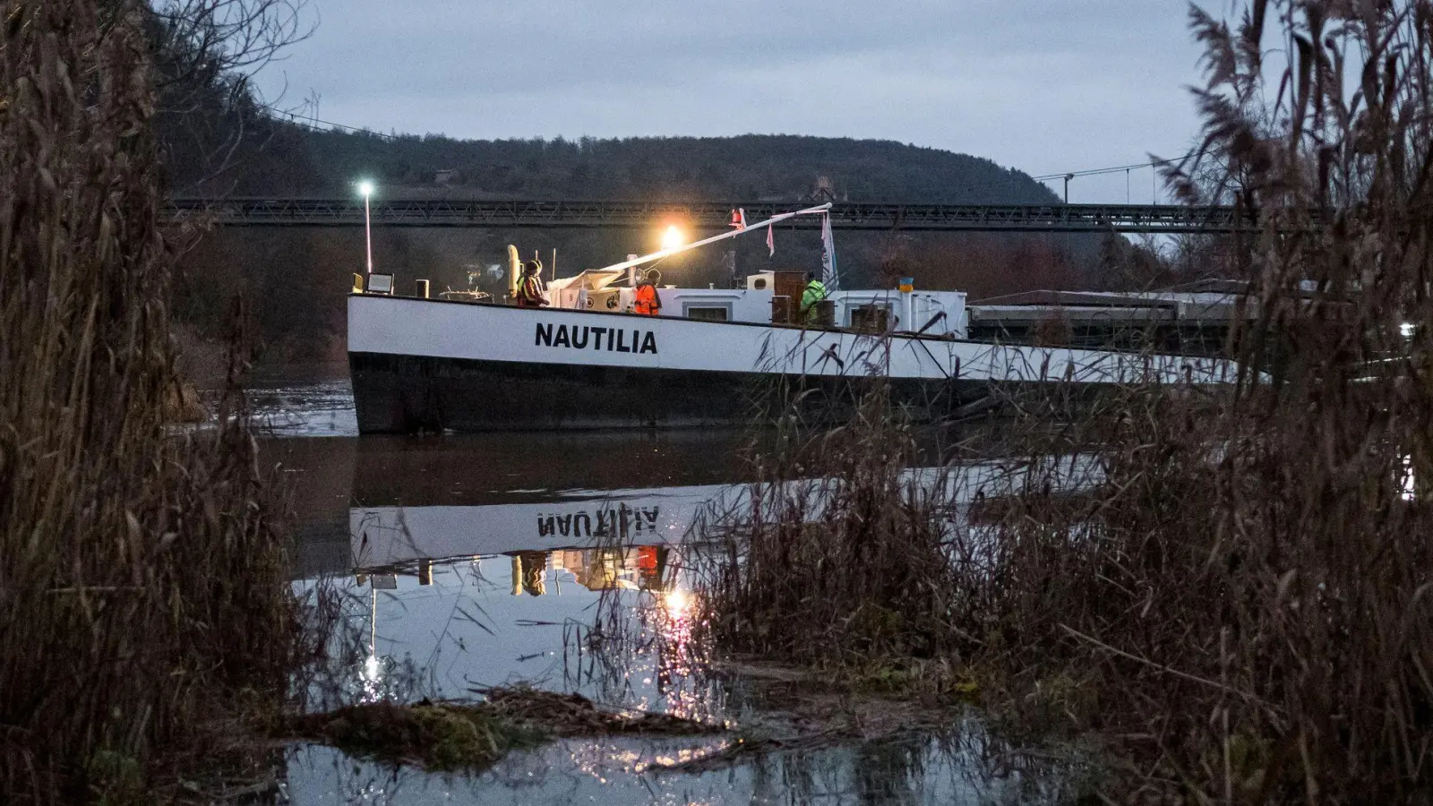 Mehrere Versuche, das Schiff wieder in die Fahrrinne zu drehen, scheiterten zunächst. (Foto: Daniel Vogl/dpa)