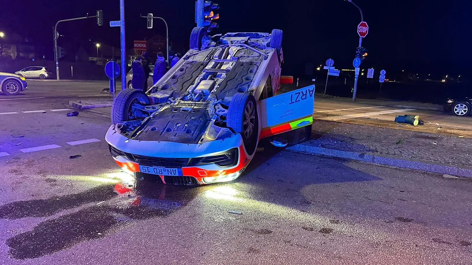 Durch die Wucht des Aufpralls kippte das Notarzt-Fahrzeug zur Seite und blieb auf dem Dach liegen. (Foto: Matthias Goldbach)