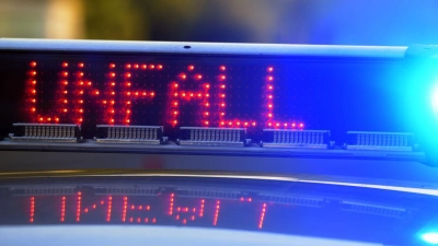 Ein auf der Straße verrutschtes Auto hat in Oberfranken einen Zug gestreift. (Symbolbild) (Foto: Stefan Puchner/dpa)