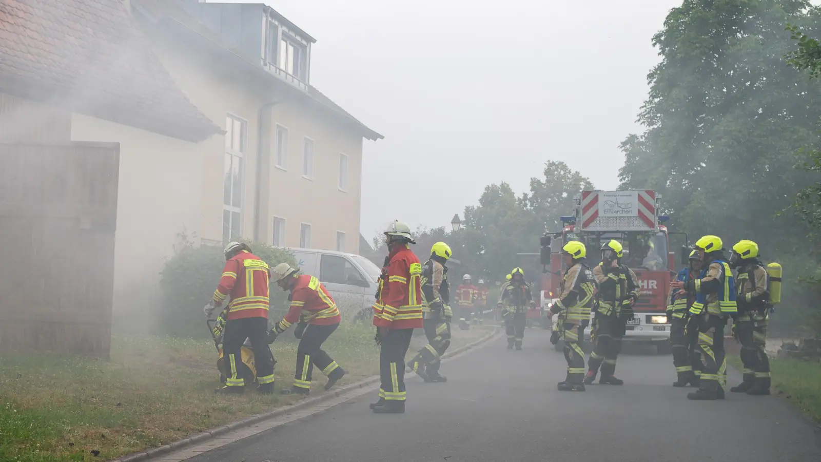 Von einem brennenden Bienenhaus war das Feuer auf eine nebenliegende Scheune übergesprungen. (Foto: Mirko Fryska)