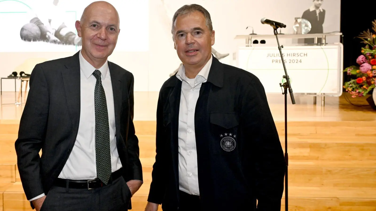 Die DFB-Spitze mit Präsident Neuendorf (l.) und Geschäftsführer Rettig ist überaus zufrieden mit dem Bundestrainer. (Foto: Felix Hörhager/dpa)