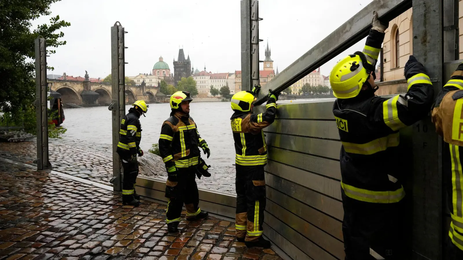 Feuerwehrleute in Tschechiens Hauptstadt Prag treffen Vorbereitungen angesichts vieler Regenmassen. (Foto: Petr David Josek/AP)