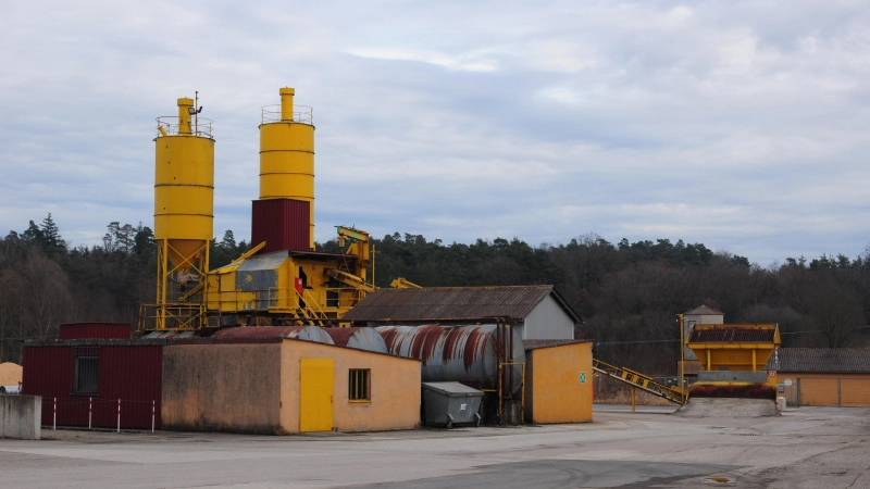 Während die Anlage in Lentersheim ursprünglich ein Asphaltmischwerk war, rückte bald das Aufbereiten von Abfall in den Vordergrund. (Archivfoto: Jonas Volland)
