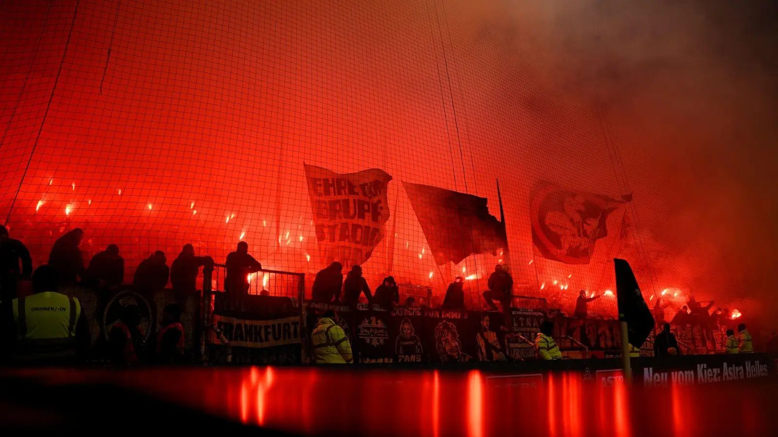 Ein Banner im Block der Frankfurt-Fans beim Spiel in St. Pauli löst Kritik von beiden Clubs aus. (Foto: Gregor Fischer/dpa)