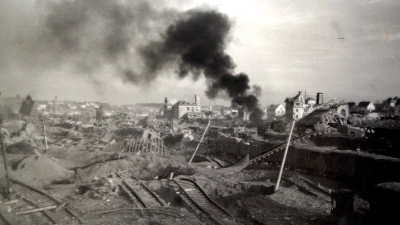 Vom Bahnhofsgelände war nach den Luftangriffen im Februar 1945 kaum mehr etwas übrig. In den umliegenden Häusern, die Treffer abbekommen hatten, starben vor allem Frauen und Kinder. (Foto: FLZ-Archiv)