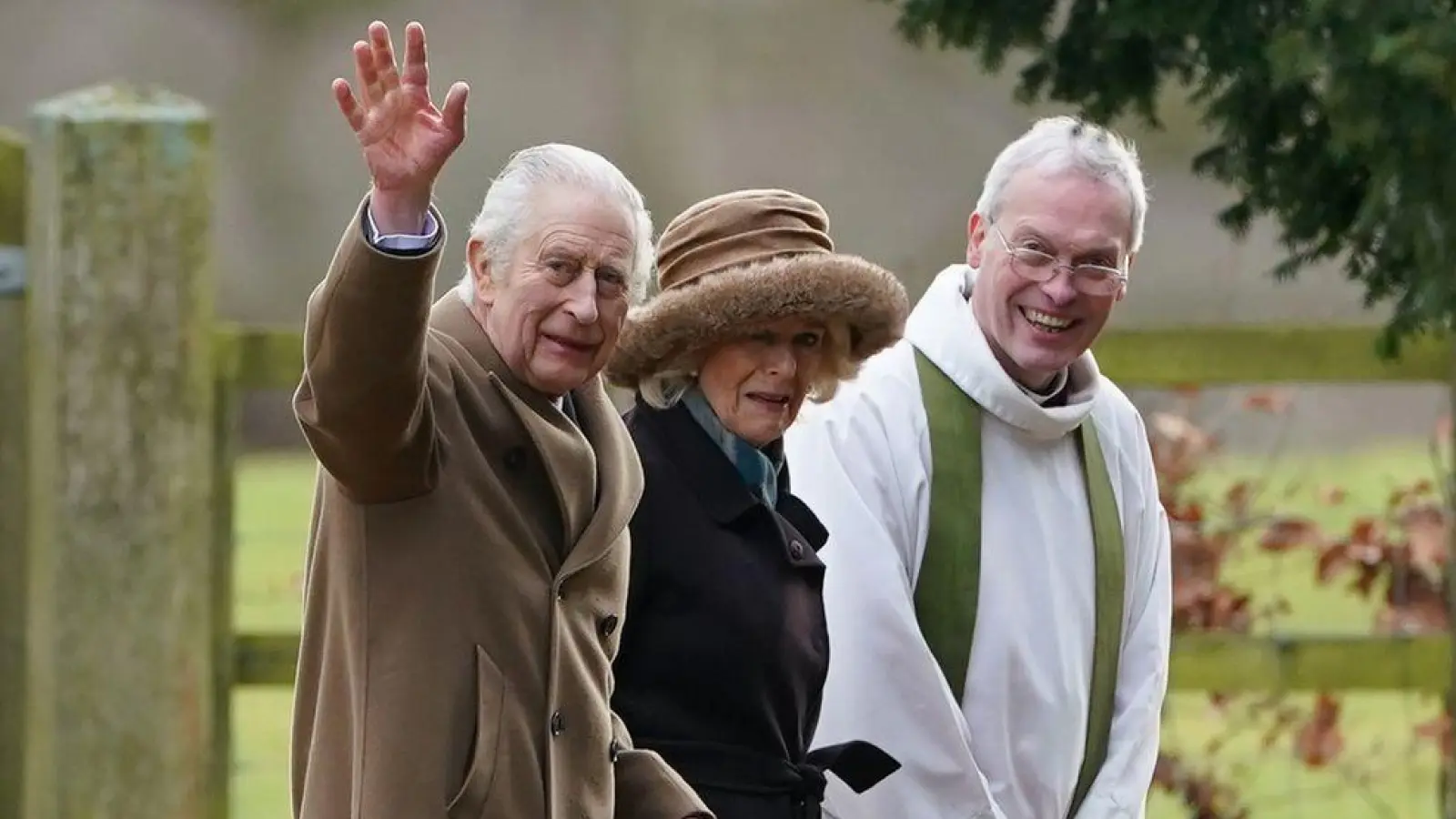 Der britische König Charles III. und Königin Camilla kommen zu einem Sonntagsgottesdienst in der St. Mary Magdalene Church. (Foto: Joe Giddens/PA Wire/dpa)