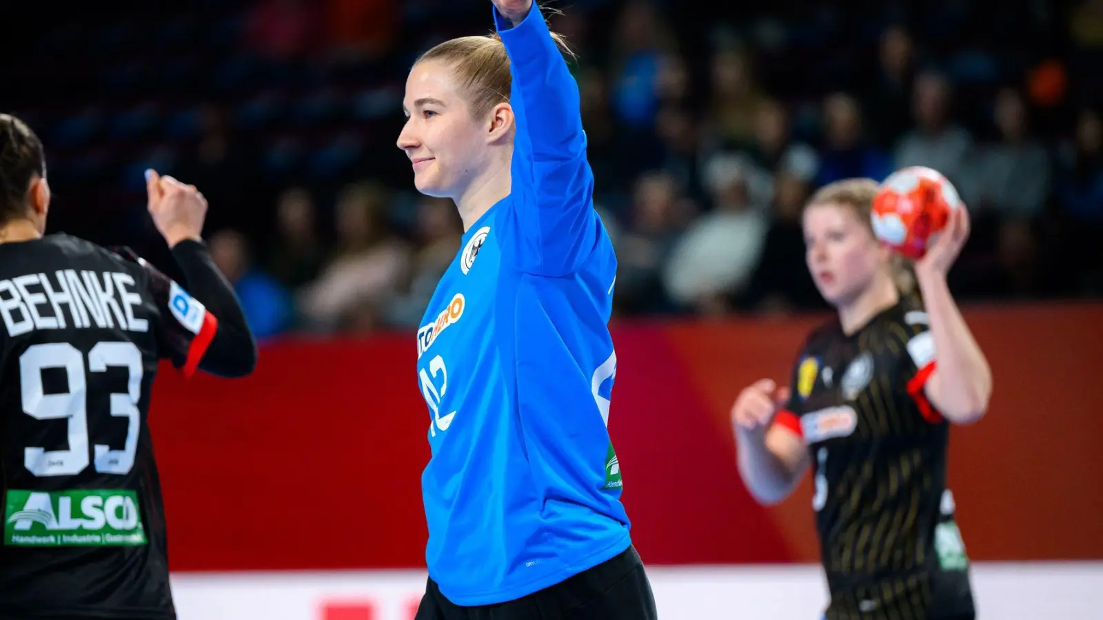 Die deutschen Handballerinnen gewinnen bei der EM gegen die Schweiz (Foto: Marco Wolf/dpa)