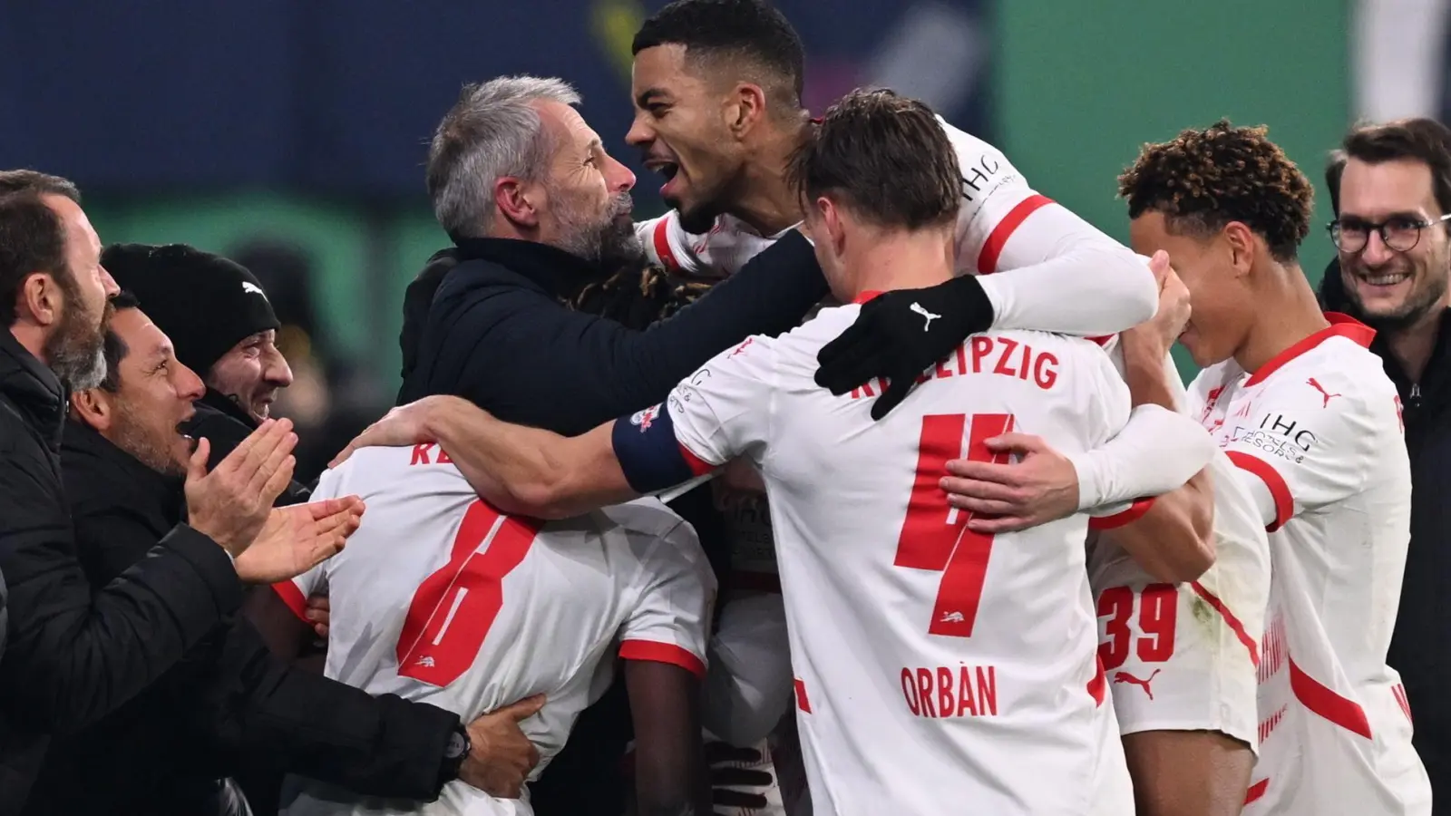 Die Profis von RB Leipzig jubelten demonstrativ mit Trainer Marco Rose (Foto: Hendrik Schmidt/dpa)