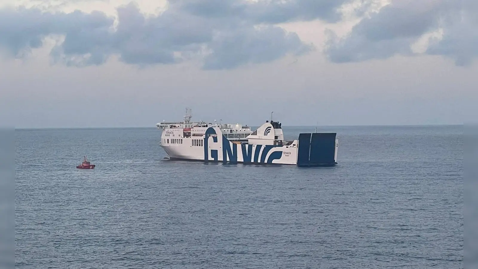 Eigentlich dauert die Überfahrt vom spanischen Festland nach Mallorca nur gut sieben Stunden. Die Passagiere der in Brand geratenen Fähre „Tenacia“ aber waren 24 Stunden unterwegs. Und kamen trotzdem nicht an.   (Foto: ---/Salvamento Maritimo España/dpa)