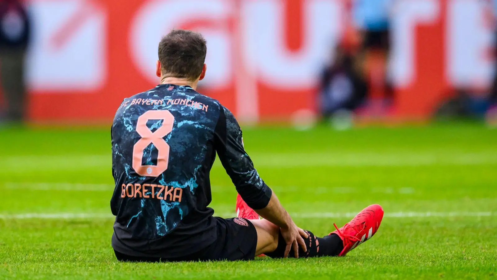 Leon Goretzka musste im Spiel gegen den SC Freiburg ausgewechselt werden. (Foto: Tom Weller/dpa)