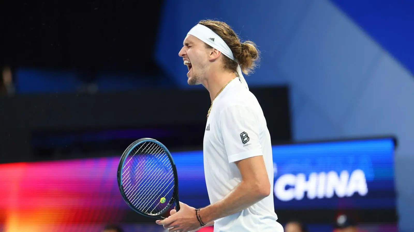 Alexander Zverev feiert den Viertelfinaleinzug. (Foto: Trevor Collens/AP/dpa)