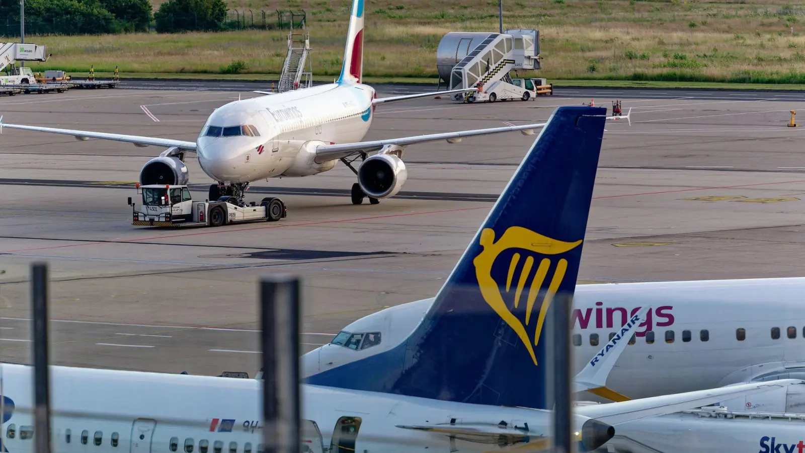 Europaflüge und Pauschalreisen sind teurer geworden. (Archivbild) (Foto: Henning Kaiser/dpa)