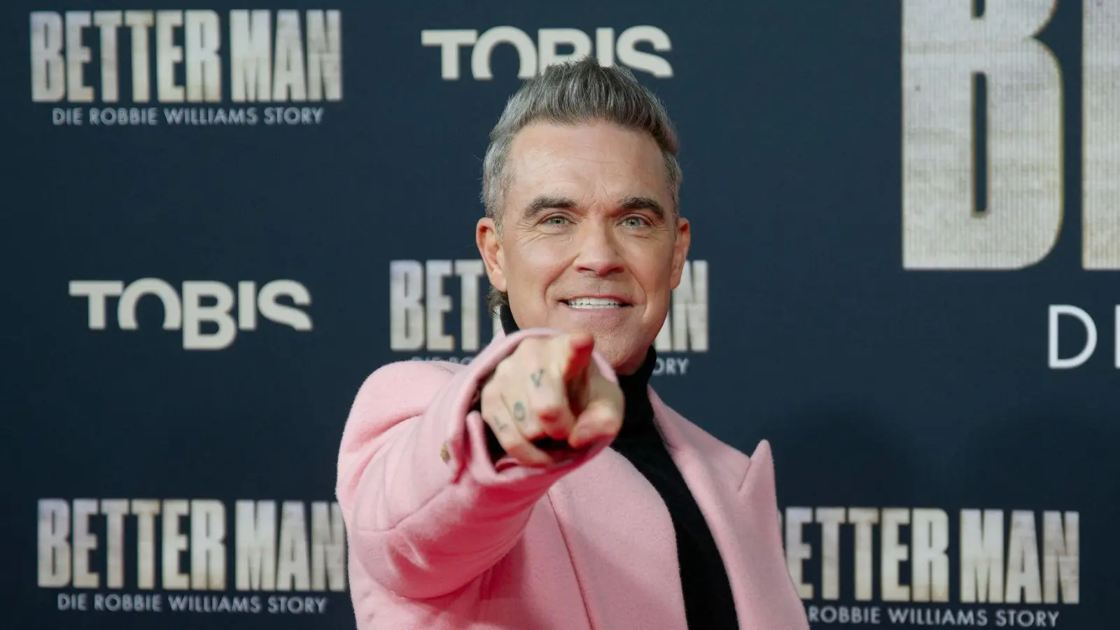 Robbie Williams bei der Premiere. (Foto: Henning Kaiser/dpa)