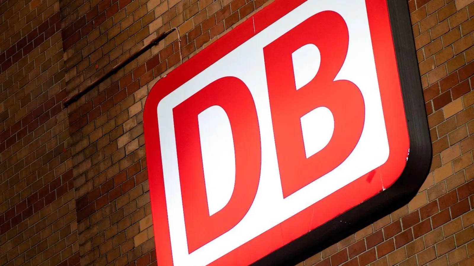Das Logo der Deutschen Bahn (DB). (Foto: Hauke-Christian Dittrich/dpa/Symbolbild)