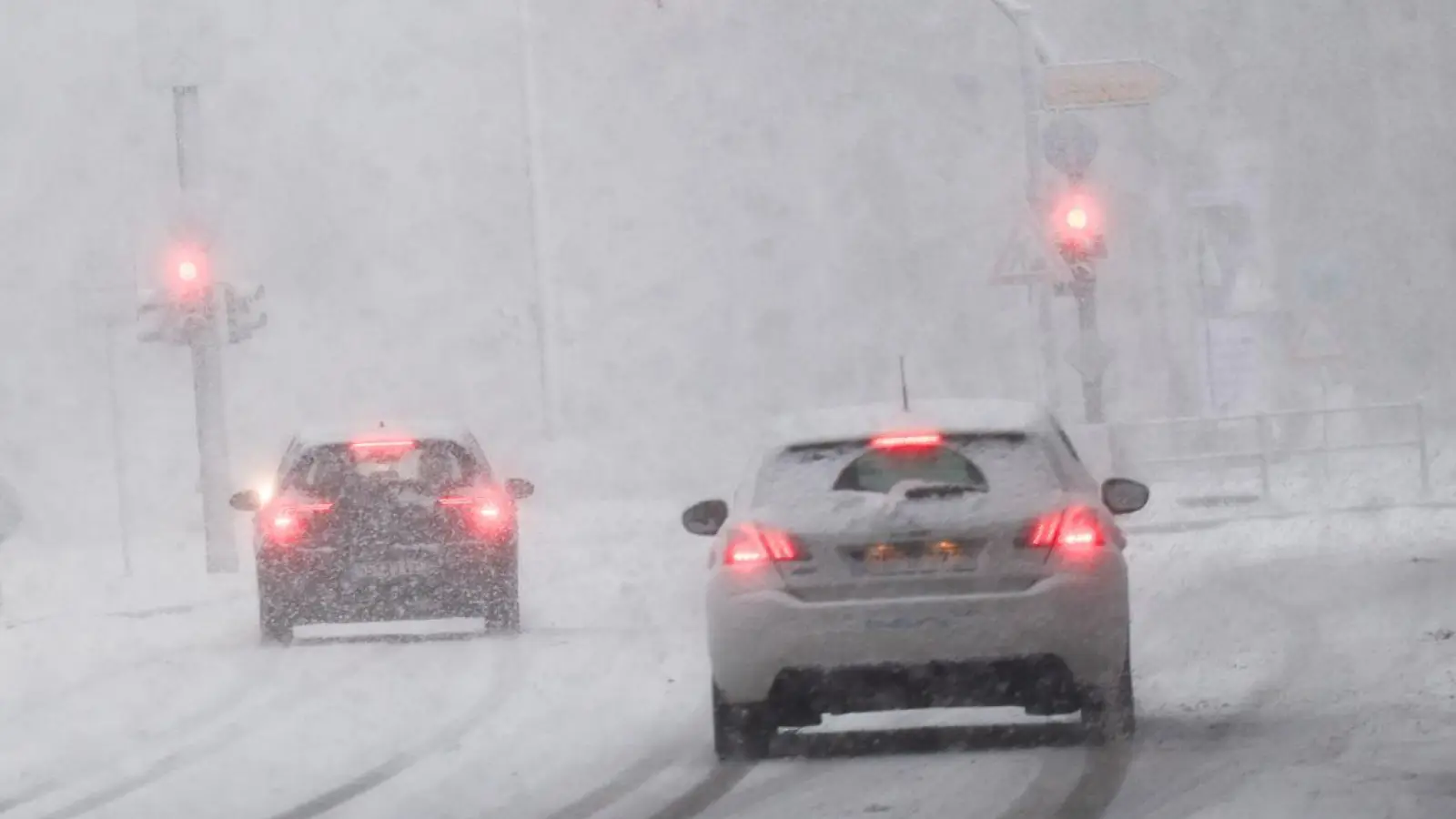 Starker Schneefall in Hamburg: Gefrierender Regen sorgt laut Deutschem Wetterdienst für Glatteisgefahr im gesamten Bundesgebiet. (Foto: Christian Charisius/dpa)