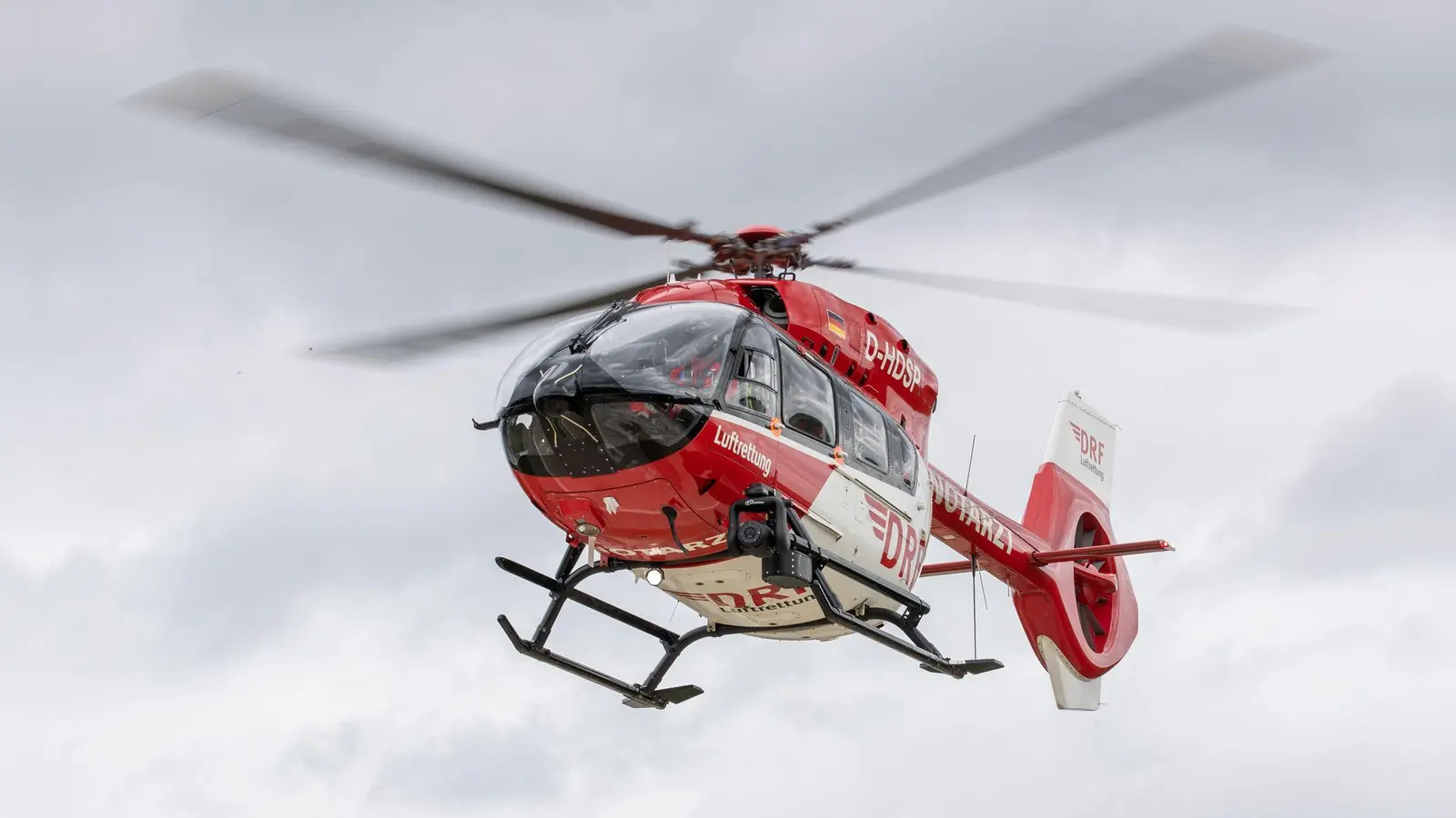 Ein Rettungshubschrauber brachte den 59-Jährigen schwer verletzt in ein Krankenhaus. (Symbolbild) (Foto: Daniel Karmann/dpa)