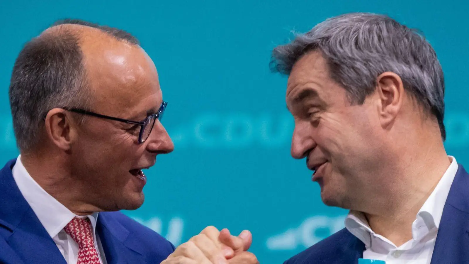 Sie wollen die K-Frage entscheiden: Friedrich Merz und Markus Söder. Nun laden sie zu einer Pressekonferenz. (Archivbild) (Foto: Michael Kappeler/dpa)