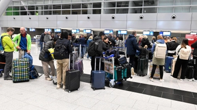 Für viele Passagiere wurde die Grenzkontrolle an den Flughäfen wegen der IT-Panne zur Nervenprobe. (Foto: Roberto Pfeil/dpa)