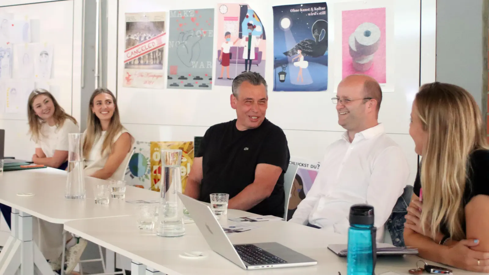 Gaben Feedback zu den Präsentationen (von rechts): Professorin Carolin Durst, Oberbürgermeister Dr. Markus Naser, Gastronom Christian Mittermeier und die Gründerinnen Anna Kilgenstein und Lea Stemmer. (Foto: Pauline Held)