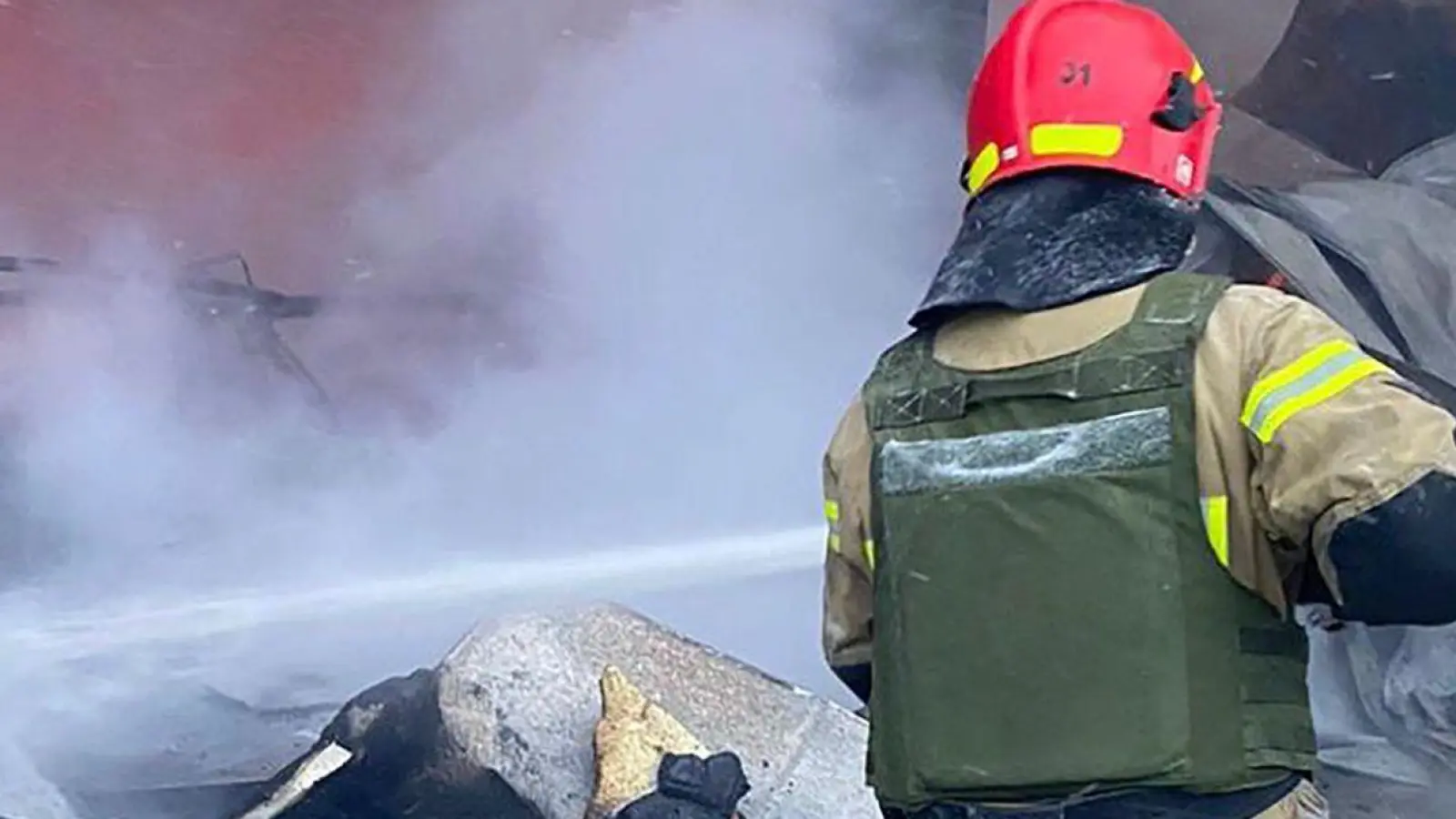 Ein Feuerwehrmann löscht ein Feuer nach einem russischen Raketenangriff. (Archiv) (Foto: Uncredited/Ukrainian Emergency Service/AP/dpa)