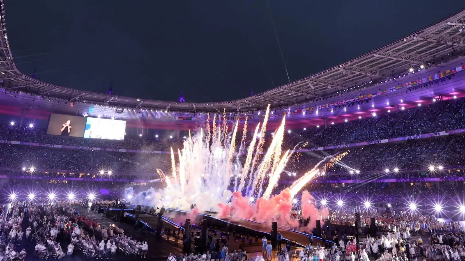 Die Abschiedszeremonie im Stade de France hat begonnen. (Foto: Jens Büttner/dpa)