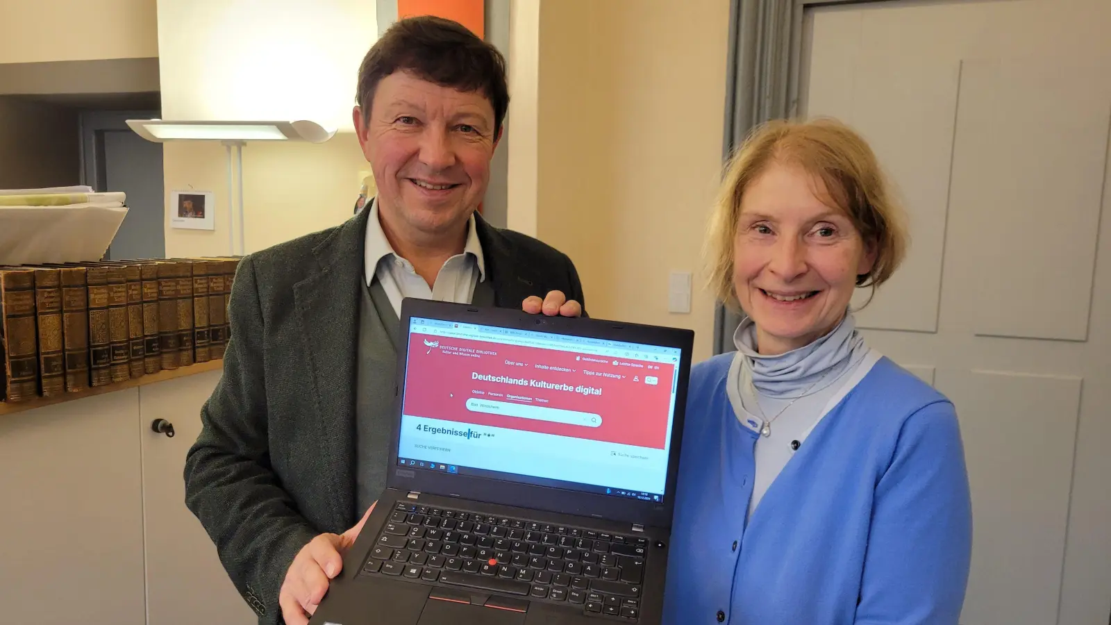 Bürgermeister Jürgen Heckel und Stadtarchivarin Stella Bartels-Wu haben nach Bad Windsheimer Handschriften in der Deutschen Digitalen Bibliothek gesucht – und sind fündig geworden. (Foto: Nina Daebel)