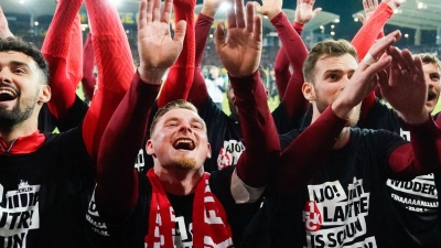 Der 1. FC Kaiserslautern bleibt der 2. Bundesliga erhalten. (Foto: Uwe Anspach/dpa)