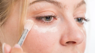 Leichte Augenringe lassen sich mit einem Concealer kaschieren. (Foto: Christin Klose/dpa-tmn)