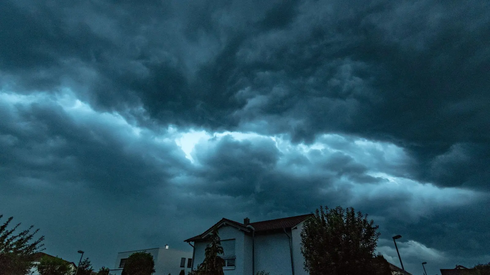 Wegen möglicher Unwetter in der Region gab der Deutsche Wetterdienst Entwarnung. (Symbolbild: Armin Weigel/dpa/dpa-tmn)