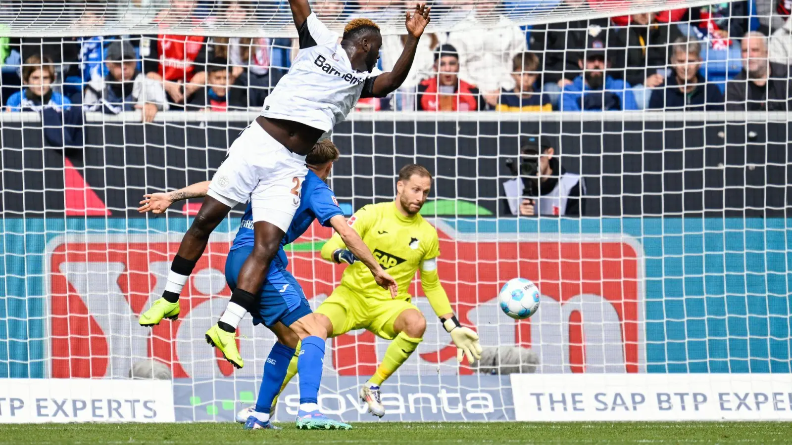 Victor Boniface hat beim Leverkusener Sieg in Hoffenheim für einen kuriosen Torjubel gesorgt. (Foto: Uwe Anspach/dpa)