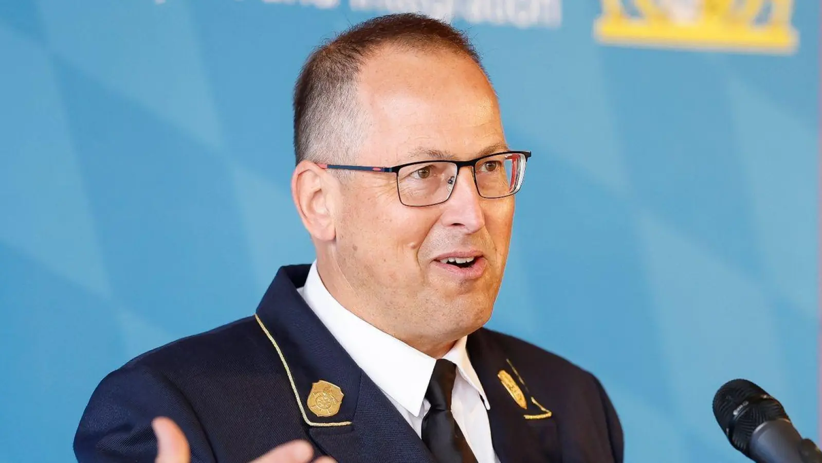 Johann Eitzenberger, Vorsitzender des Landesfeuerwehrverbandes Bayern, spricht bei einem Termin. (Foto: Daniel Löb/dpa)