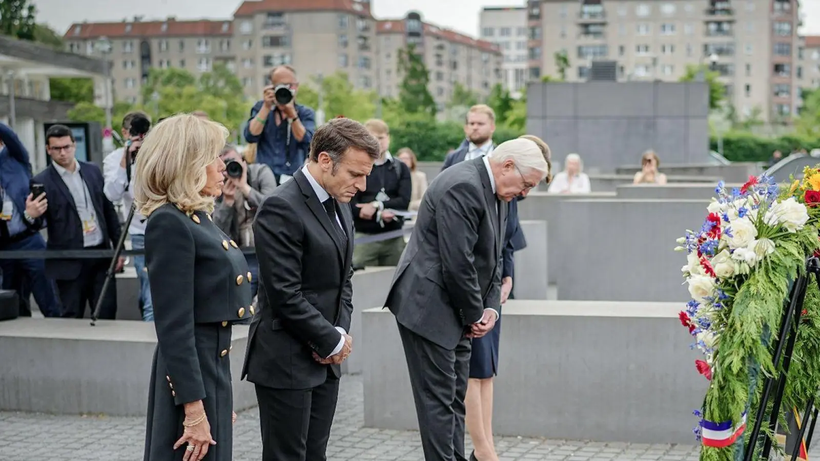 Brigitte Macron (l-r), Emmanuel Macron, Frank-Walter Steinmeier und Elke Büdenbender legen einen Kranz am Denkmal für ermordete Juden Europas nieder. (Foto: Kay Nietfeld/dpa)